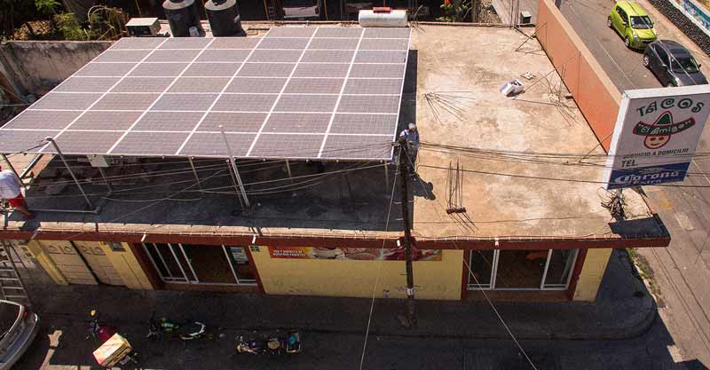 Sistema de paneles solares instalados en la taquería “El Amigo”, ubicada en Izúcar de Matamoros, Puebla. 
                Este sistema de 11.7kWp ayudó a reducir el pago de electricidad de $15,128 pesos a $164 pesos.