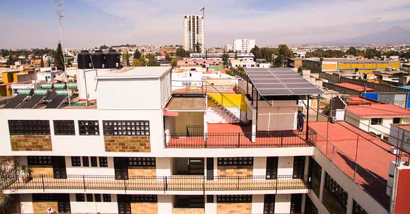 Sistema de paneles solares instalados en un edificio de departamentos cerca de una de las Calzadas más importantes de Puebla
                Este sistema de 3.66kWp ayudó a reducir el pago de electricidad en un 92% dejando su pago a CFE en un promedio de $101.74 pesos mensuales